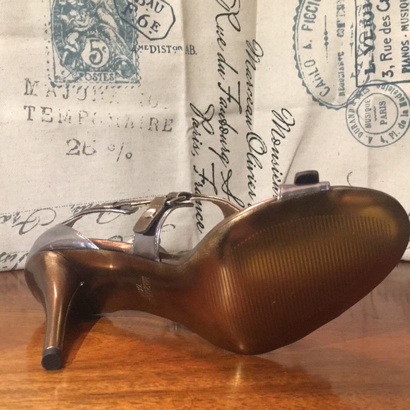 Never worn Michael Kors ginger sandal - Picture 3 of 4